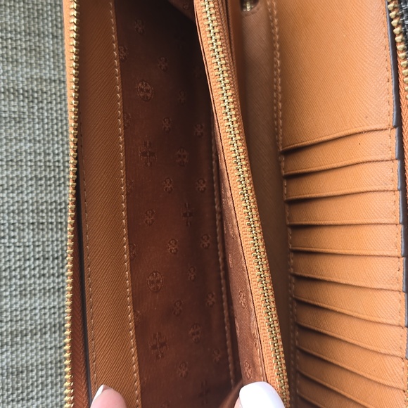 Tory Burch wallet wristlet - Picture 4 of 9